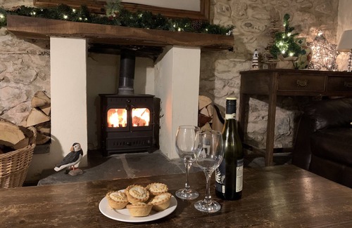 Angle House | Family-friendly cottage minutes from the beach