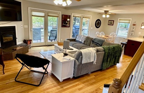 Davis House | Family Friendly, Cozy Home with Hot Tub, Deck, and Parking.