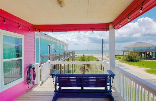 Crystal Beach House | Family-Friendly Crystal Beach Home Steps to Beach