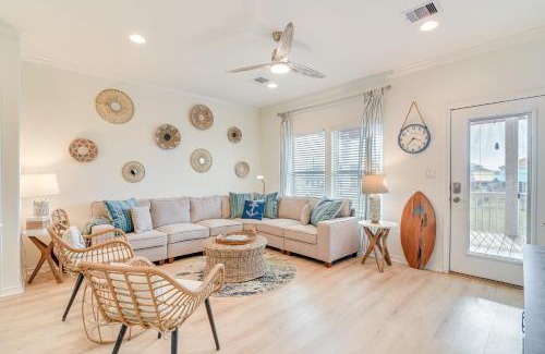 Crystal Beach House | Family-Friendly Crystal Beach Home Steps to Beach
