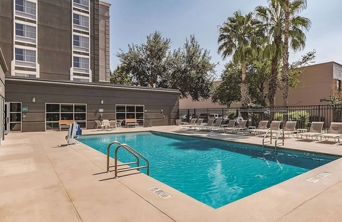 Arsenal Hotel | Family Friendly Double Bed Studio, La Quinta Inn, Steps from Milam Square