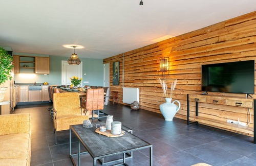 Hulsel House | Family-friendly farmhouse with stables