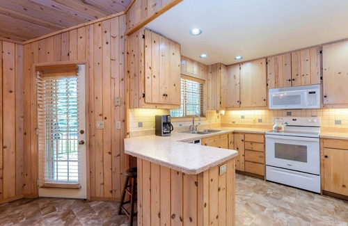 Deer Park House | Family-Friendly Fun at Oregon Loop Getaway– Sleeps 9 + Hot Tub + Bikes + Pet-Fr