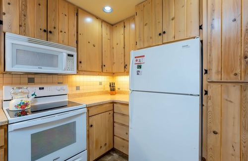 Deer Park House | Family-Friendly Fun at Oregon Loop Getaway– Sleeps 9 + Hot Tub + Bikes + Pet-Fr