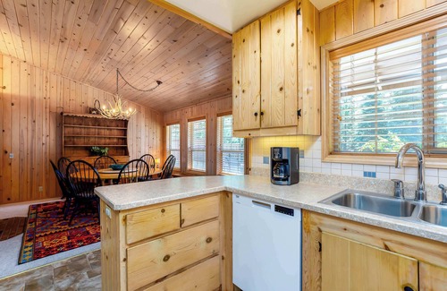 Deer Park House | Family-Friendly Fun at Oregon Loop Getaway– Sleeps 9 + Hot Tub + Bikes + Pet-Fr