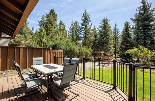 Deer Park House | Family-Friendly Fun at Oregon Loop Getaway– Sleeps 9 + Hot Tub + Bikes + Pet-Fr