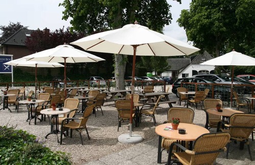 Beekbergen-West Hotel | Family-Friendly Getaway Close to Wildlife Parks and Playgrounds! Onsite Dining!