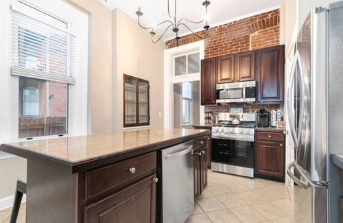 Benton Park House | Family-Friendly Getaway for Groups |Sleeps 18| CVH