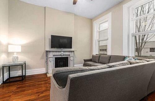 Benton Park House | Family-Friendly Getaway for Groups |Sleeps 18| CVH