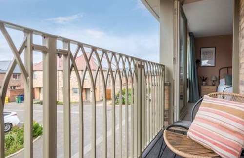 Oxford House | Family-Friendly Getaway - Garden, Parking Sleeps 7