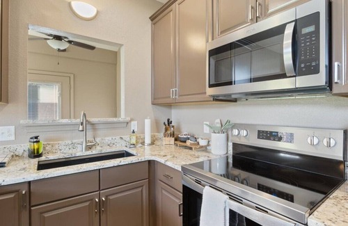 Camdenton House | Family-Friendly Golf Course Cottages with Ample Outdoor Fun