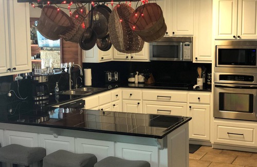 Cedar Creek Reservoir House | Family Friendly Gorgeous 5 Bdrm, Open Water, New Boathouse, Firepit, & Fenced