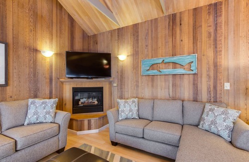 Roads End House | Family-Friendly House Near Beach with Private Hot Tub & Ocean Views - Dogs OK