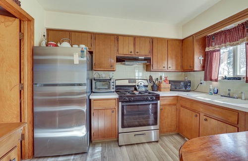 New Franklin House | Family-Friendly Home w/Fire Pit ~ 10 Mi to Akron!