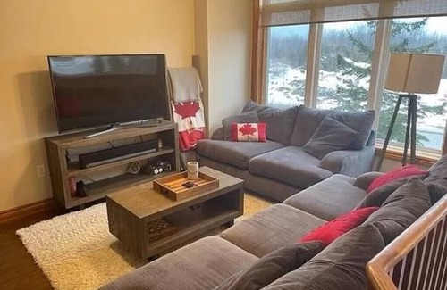 Collingwood House | Family-Friendly Home | Hiking, Beaches, Pool Access | Minutes to Blue Mountain