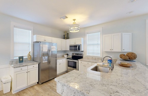 Port St. Joe Cottage | Family-Friendly Home with Shared Hot Tub - Beach Access 1 Mile Away