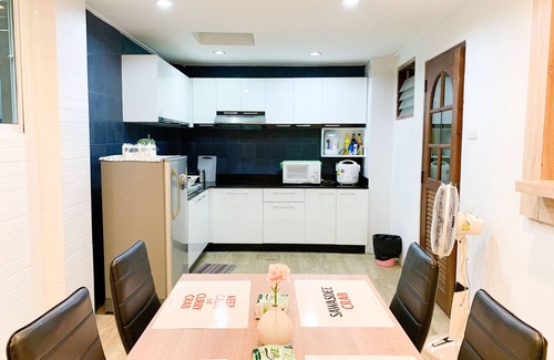 Khlong Tan Nuea House | Family Friendly! Hot spot in Bangkok, cozy, modern & Big house!