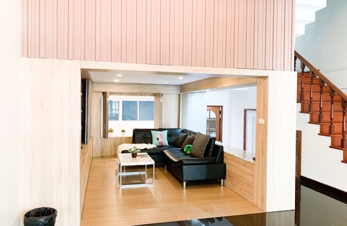 Khlong Tan Nuea House | Family Friendly! Hot spot in Bangkok, cozy, modern & Big house!