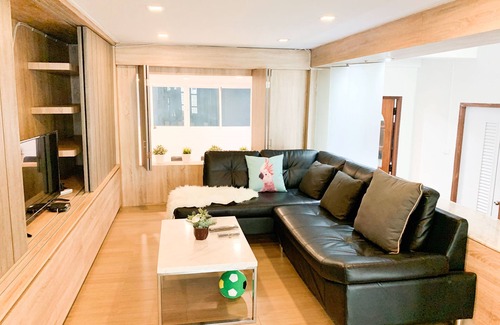 Khlong Tan Nuea House | Family Friendly! Hot spot in Bangkok, cozy, modern & Big house!