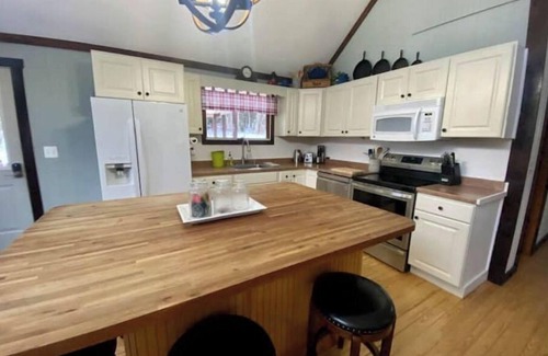 Morrisville Cottage | Family-friendly, hot tub, full kitchen, 4 bedroom, deck, yard, dogs allowed.