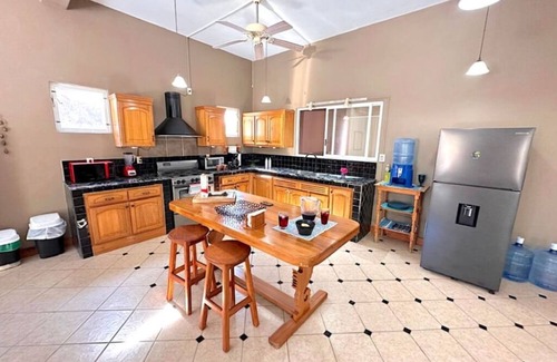 Crucecita House | Family-friendly house with pool & close to the beach