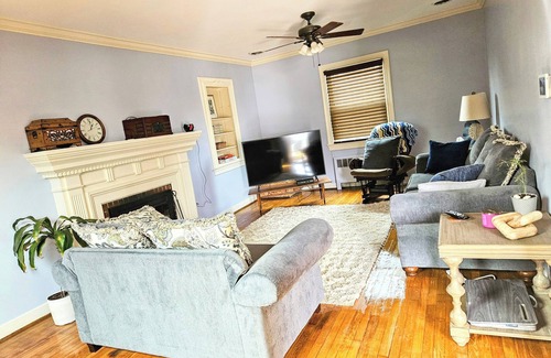 Downtown House | Family friendly in Hampton with huge yard, dog park, and 2 blocks from the bay