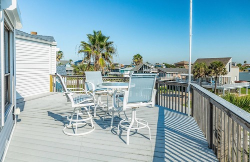 Pirates Beach House | Family Friendly in Pirates Beach - 2 Decks, Walk to Beach, Large Patio
