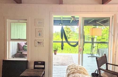 Kapoho House | Family-Friendly Jungle Retreat – Sauna, nature views, in heart of Pahoa Village