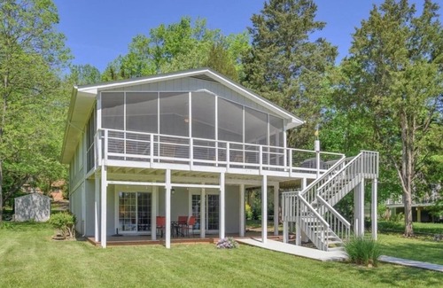 Locust Grove House | Family Friendly Lakefront Home