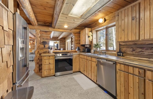Three Rivers Cabin | Family-Friendly Log Cabin-16 Acres-Hot Tub & Views
