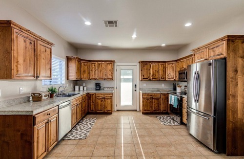 Golden Springs House | Family-Friendly Luxury ~ Superstition Mtn Desert Escape, No Stairs, New Remodel