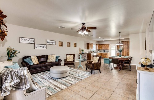 Golden Springs House | Family-Friendly Luxury ~ Superstition Mtn Desert Escape, No Stairs, New Remodel
