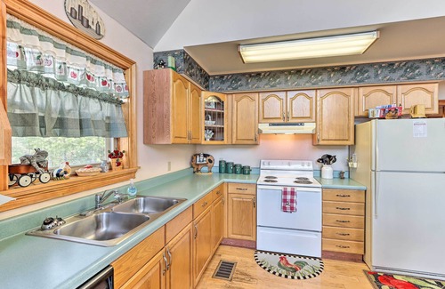 Murphy Cabin | Family-Friendly Murphy Cabin w/Deck & Fire Pit!