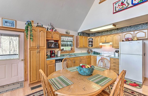 Murphy Cabin | Family-Friendly Murphy Cabin w/Deck & Fire Pit!