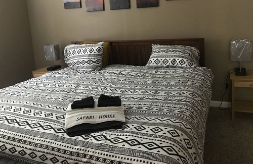 St. Louis House | Family-friendly near Hospitals w KING bed Large 3 Bedroom Beautiful and Inviting