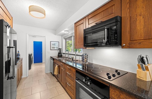 Clearwater House | Family-Friendly Oasis: 5BR~Sports Court~Large Heated Pool~Spa~PuttPutt~Game Room