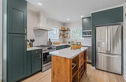 Georgetown House | Family-Friendly Old Town Stone Cottage, Walk to Square, Univ + Free EV Charger
