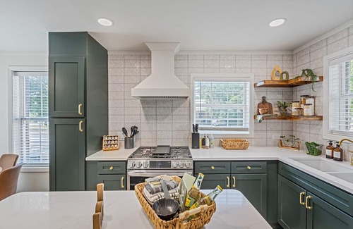 Georgetown House | Family-Friendly Old Town Stone Cottage, Walk to Square, Univ + Free EV Charger