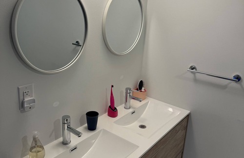 Fairmount House | Family-friendly Philly Rowhome with Garage and Deck - Dream Location!