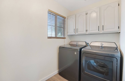 Gilbert House | Family Friendly, Putting Green and Heated Pool. Centrally located!
