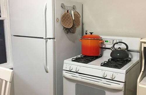 New London House | Family-friendly, quiet 3-bedroom 1930's home near beaches, colleges, USCGA, etc.