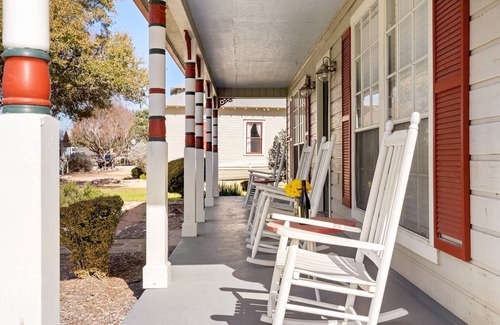 New Braunfels House | Family-Friendly Ranch House – Dog Friendly King Suite, Full Kitchen with Back Patio & Outdoor Space