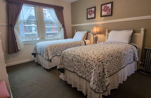 Cow Hollow Hotel | Family-Friendly Room with Seperate Queen Bedroom and Two Twin Bedroom w/parking