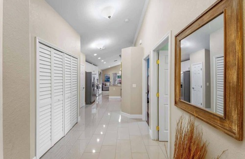 Vamo House | Family-Friendly Retreat Near Siesta Key+Beach Gear