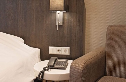 Vlijmen Hotel | Family-friendly Room Near Golf Courses and Nature Trails in Brabant w/Parking