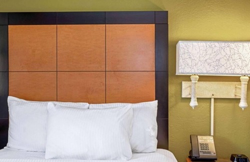 Orlando Hotel | Family-Friendly Room Perfect for Theme Park Adventures – Convenient Location