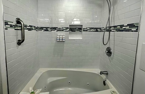 Old Towne Hotel | Family-Friendly Room Near Waterfront and Local Seal Beach Charm