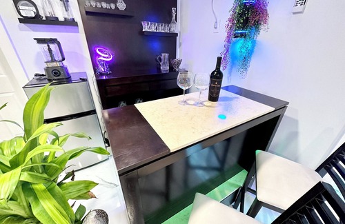 Lake Worth House | Family Friendly Sanctuary 7BR Sleep 16, Heated Pool, Tiki, Pickleball, Gameroom