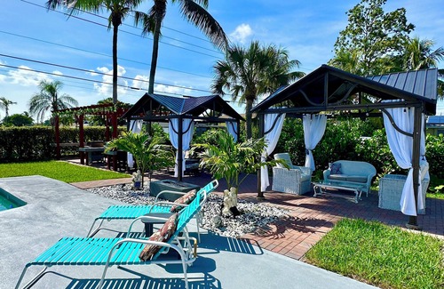 Lake Worth House | Family Friendly Sanctuary 7BR Sleep 16, Heated Pool, Tiki, Pickleball, Gameroom
