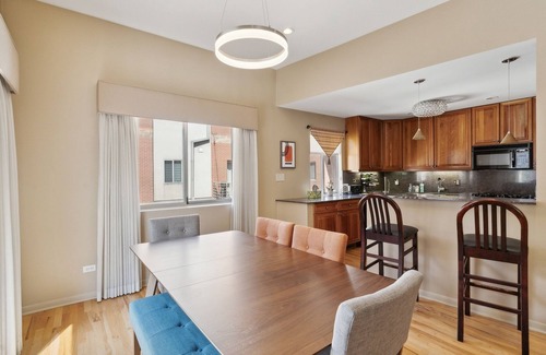 Near South Side House | Family-Friendly South Loop Escape by RedAwning
